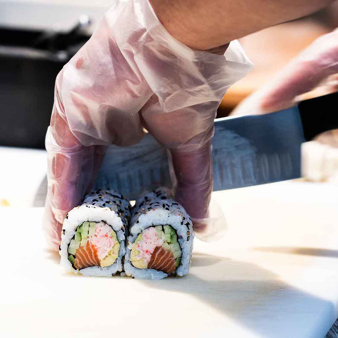 Sushi med laks og krabbe skæres ud fra Oshio i Hvidovre.